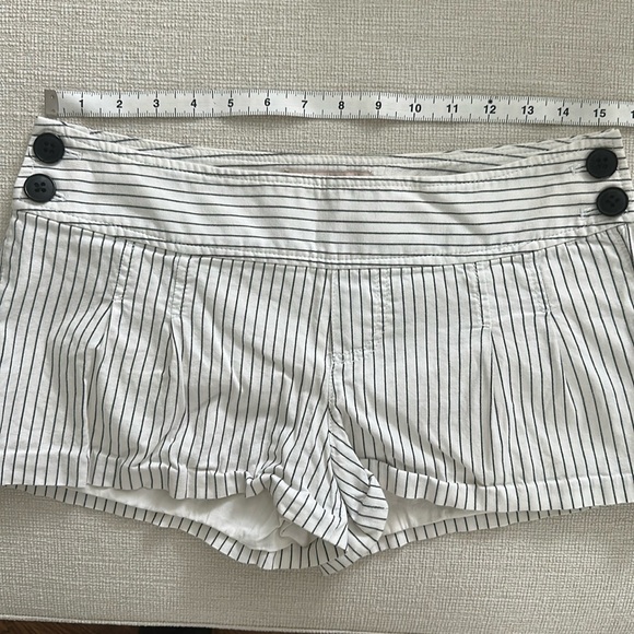 Pleaded white shorts with black stripes - Picture 4 of 4